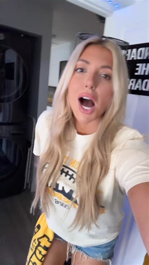 Is this not the sickest Pittsburgh room you’ve ever seen???? Go pens!