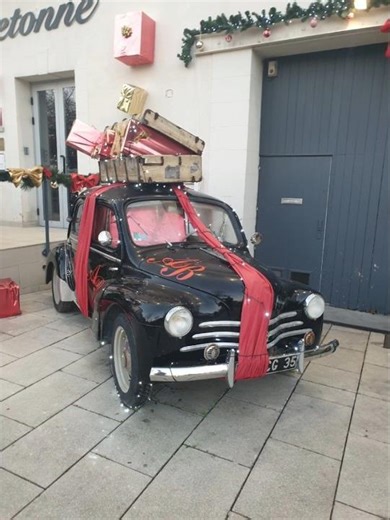 PHOTOS MAGNIFIQUE RENAULT 4CV NOIRE DE NOËL EXPOSÉE DEVANT L'AUBERGE BRETONNE À CHÂTEAUBRIANT (44)
