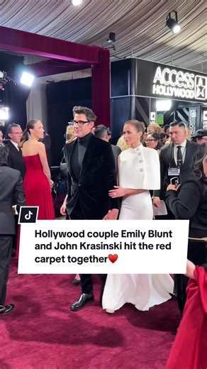 So sweet! Hollywood couple Emily Blunt and John Krasinski hit the red carpet together♥️ @Golden Globes #emilyblunt #johnkrasinski #goldenglobes