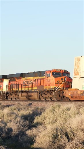 MASSIVE BNSF FREIGHT TRAIN DESERT RUN #train #railroad #intermodal