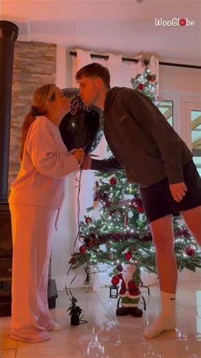 Parents-to-be Celebrate Adorable Gender Reveal Before Christmas || WooGlobe