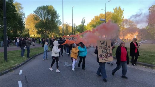 More anti-immigration protests kicking off in the Netherlands. This time in the town of Apeldoorn where a former school building was converted into an asylum center. Will this become the Summer of Resistance? #zomervanverzet