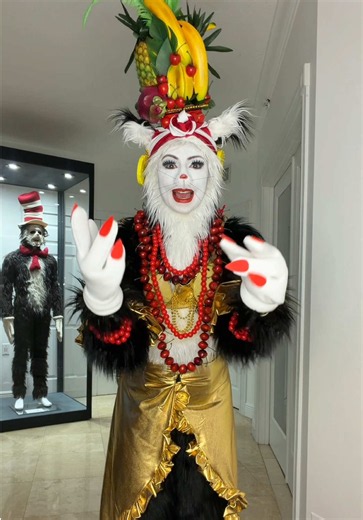 Turning myself into the cat in the hat #catinthehat #costume #nataliereynolds