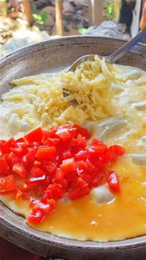 THE EASIEST WAY TO MAKE A PERFECT CHEESY OMELET!