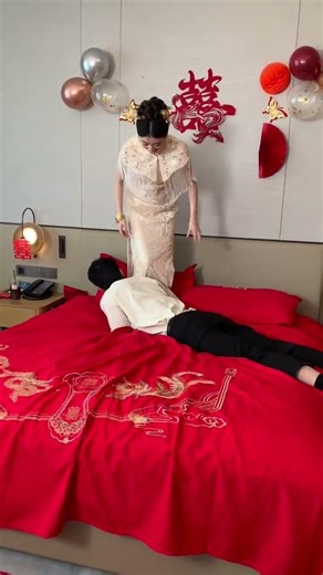 Funny Wedding Moment 😂 Groom Fails to Kiss Bride | Cute Chinese Wedding Scene #wedding #love