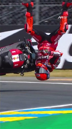 A HUGE crash for Marc Marquez on the penultimate lap! 😱