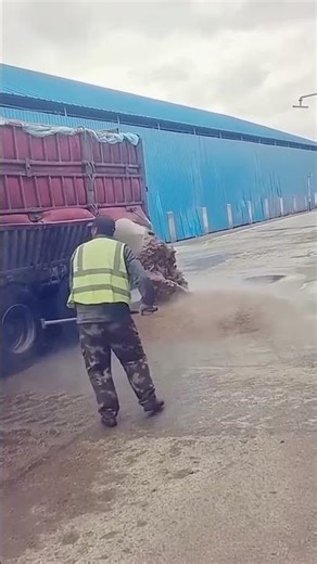 Unloading process of mineral powder from a large truck