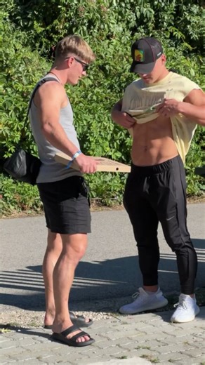 RT @TOP_GUYS_: Pizza delivery guy got treated😋🤩 Part 2/3