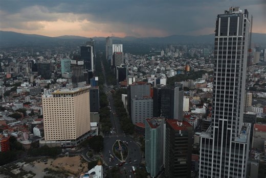 Mexico government holds growth forecast despite recent slowdown