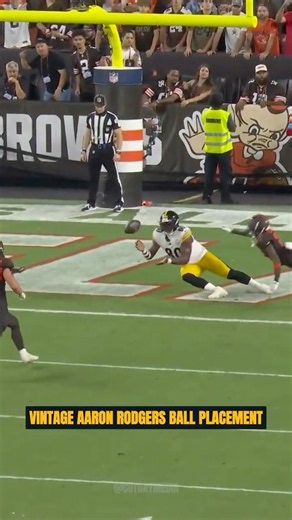 Aaron Rodgers Gave Steelers Fans a Vintage Moment on TNF