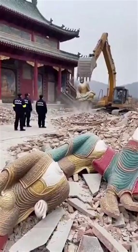 China has once again deployed heavy machinery to demolish Tibetan temples. Before the CCP’s takeover, Tibet had around 2,500 temples—today, only about 70 remain. Nearly 97% of monks have been forcibly stripped of their religious roles. Even in 2025, stupas are being destroyed with bulldozers, with monks forced to witness the devastation under harsh and brutal conditions.Video from @QuanLujun#Tibet  #Brutalchina