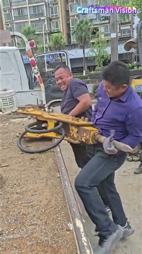 Amazing! Two workers manually load a 200‑kg breaker hammer onto the truck