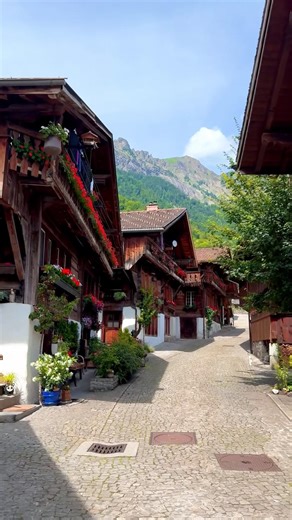 📍 Brienz, Switzerland 🇨🇭Follow for daily Swiss Content 🇨🇭