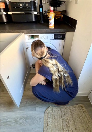 a v needed first deep clean for this washing machine 🤍🫧🧼 Straight back from holiday and the cases aren’t even unpacked but this was an emergency that could not wait any longer 😂 #washingmachineclean #washingmachinedeepclean #deepclean how to clean your washing machine