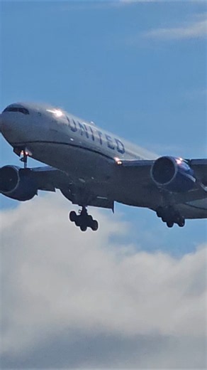 Mega close view of United Airlines Boeing 777-200 landing at Heathrow Airport 😍