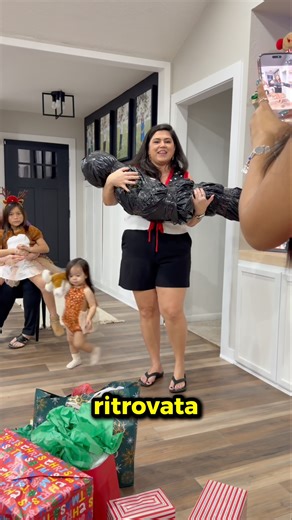 Il suo regalo aveva una forma STRANISSIMA!😨(@_selenagonzalez)