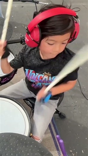 Basket Case by Green Day 🌋 covered by a 7-year-old on the kit and the family band around him