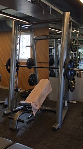 Hey there,I don't have any post ideas again, so here's a video of me doing incline bench press on Smith machine at the gym.Happy weekends lads