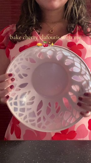 🍒✨ Cherry Clafoutis ✨🍒 A classic French dessert that’s wonderfully simple to make and perfect for enjoying sweet, juicy cherries 💕. 🛒 Ingredients 🍒 450 g cherries, pitted 🧈 50 g butter 🥄 1 tbsp sugar (for the cherries) For the batter: 🥚 4 eggs 🍬 55 g sugar 🌼 1 tsp vanilla extract 🌾 100 g flour 🥛 ¾ cup milk For serving: ❄️ Icing sugar (powdered sugar) 🍨 Vanilla ice cream 👩‍🍳 Instructions 1️⃣ Preheat your oven to 200°C (390°F). 2️⃣ Grease a baking dish with the butter 🧈 and arrange