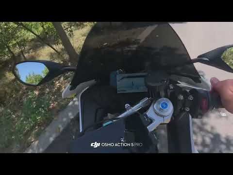 Car loses control and hits trees on both sides of road in Henan, China