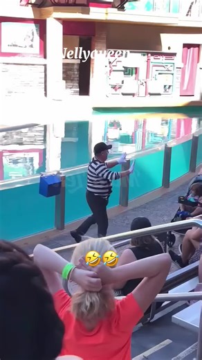 Funny Mime Performance at SeaWorld Orlando