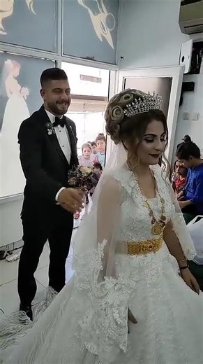 Gelin Değil, Bir Kraliçe! 👑 | Bride or Queen?#shorts #gelinlik #düğün #bridal #weddingdress #halay