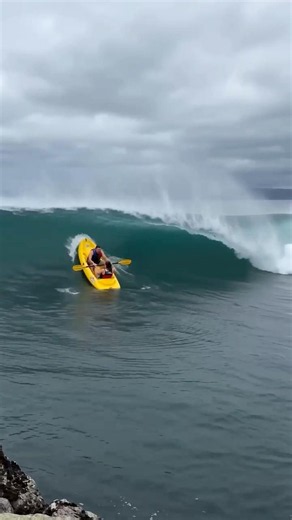 This Kayak Survived a Massive Wave… Here’s Why 🌊
