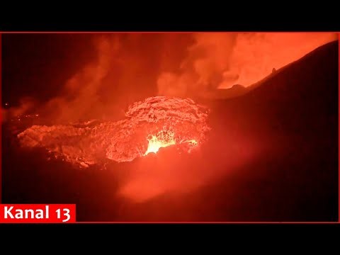Live of Mount Kilauea erupting in Hawaii