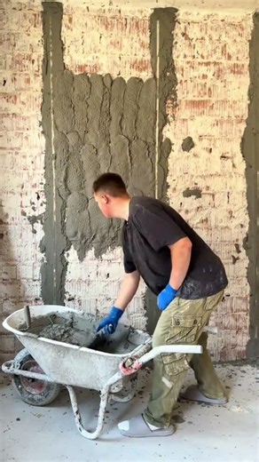 How Pros Plaster A Brick Wall Fast 🔨#ConstructionSkills #PlasteringTechnique #Masonry #Renovation