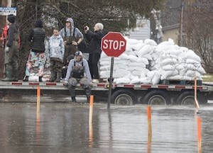 Ontario and Quebec communities continue sandbagging as forecast calls for rain