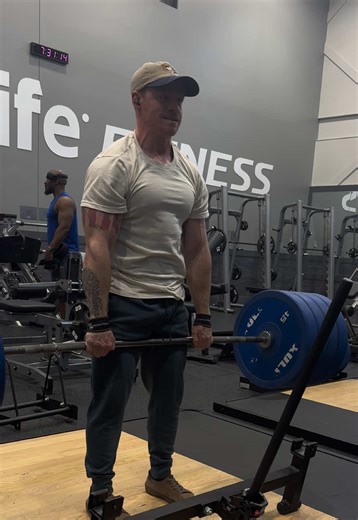 Felt strong enough to pull 405 without a belt today. First time doing a deadlift that isn’t an RDL in years! #deadlifts #backdayworkout #getstrong #fitnesstips #gymtok