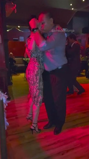 Mejora la musicalidad para bailar tango argentino activando las neuronas espejo