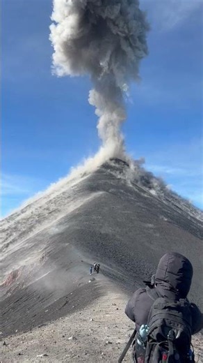 Volcán de Fuego Erupts as Rocks Rain Down Near Hikers