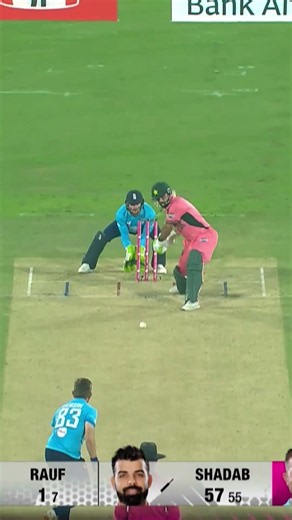 Shadab Khan brings both to the table as he keeps Pakistan's chase 🔛 MZS1K
