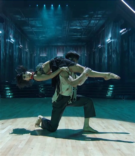 Harry Shum Jr. and pro Jenna Johnson perform a Contemporary to “Toxic” by 2WEI. #DWTS #HorrorMovieNight