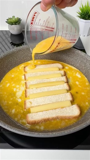 THE BEST CHEESY TOAST BREAKFAST EVER!