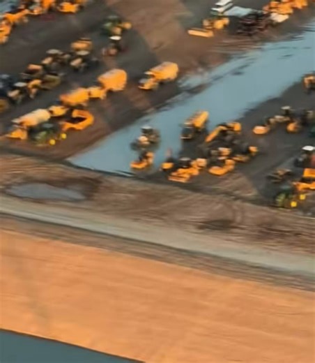Footage of a massive data center being built in America 👀Far-left radicals and foreign governments are doing everything they can to stop these 🚨Once built, they will give us a massive advantage globally and use up way less resources than the current systems/infrastructure!