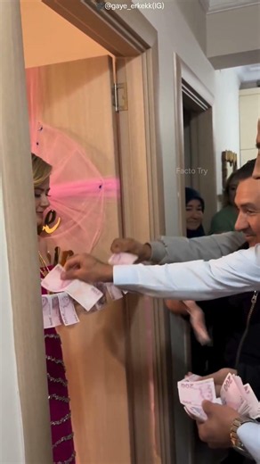 Turkey's Amazing Wedding Tradition Will Shock You! 😲💸 #shorts