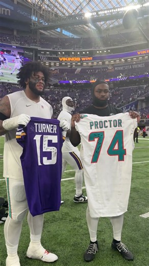 Former Alabama Teammates Dallas Turner & Kadyn Proctor Swap Jerseys after Vikings vs. Dolphins 🤝