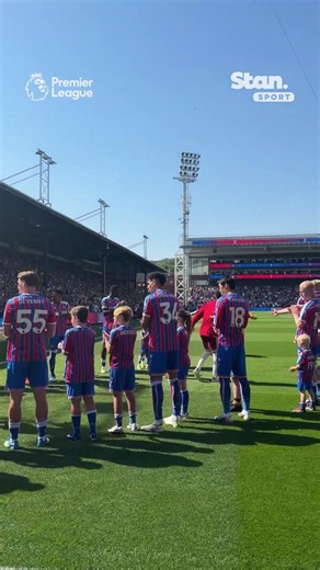 Arsenal receive guard of honour from Crystal Palace at Selhurst Park 👏 #PremierLeague #Arsenal