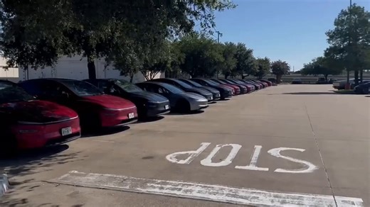 🚨 Tesla Robotaxi fleet jumps to 33 unsupervised!@thejefflutz says Tesla added 7 in one day, and Austin is now running unsupervised at night for the first time.Hiring is also expanding across more cities.Key point: the speed of growth matters more than the total number. $TSLANote: this was recorded Monday morning, the fleet is already at 36 now.