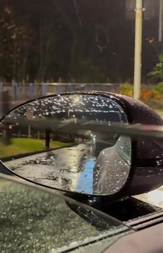 A tool to clean your side windows in the car. 📌