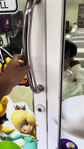 🎮 HOME GAME BANGSAEN ยินดีต้อนรับครับ! เปิดบริการทุกวัน ⏰ 10:00 – 01:00 ✨ มานั่งชิล เล่นกับเพื่อน บรรยากาศสบาย ๆ เหมือนอยู่บ้านเพื่อน 💯 🕹️ เกมที่ให้บริการครบทุกสาย 🎯 PlayStation 5 & 4 (Ps5 119/เครื่อง/ชั่วโมง, Ps4 89/เครื่อง/ชั่วโมง) • รวมเกมแนวต่อสู้ กีฬา ผจญภัย และเกมดังอีกเพียบ • เครื่อง PS4–PS5 ลงเกมไว้แน่นกว่า 3 เทราไบต์ (มากกว่า 100 เกม!) 👉 มีให้เลือกทั้งแนวแข่งขัน ยิง มันส์ หรือชิล ๆ ก็ครบจบในที่เดียว • เล่นคนเดียวหรือแข่งกับเพื่อนก็สนุกไม่แพ้ใคร! 🎉 Nintendo Switch (89บาท/เครื่อง/ชั