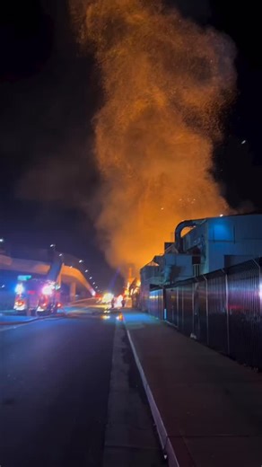 East shore hwy warehouse fire 430am this morning. 2nd alarm. Building collapse 27 seconds in @berkeleyfirefighters @berkeleyfiredept @americanfirebrigade @bayareafirefighter @californiafirefighter @chief_miller @trainyourprobie @berkeleyside @berkeleyscanner @multiplecallspodcast @rescuepitladder.co #berkeley #bayareafirefighters #californiafirefighters #structurefire #smokeshowing | Chief Miller