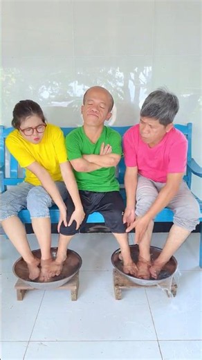 Mr 99cm 's smart way of Resting 🤽🏻😂