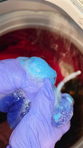 foca & purex pastey... this was before I decided the laundry tub was going in on the rinse of this load 😮‍💨😋🤣 #spongesqueezing #suds #laundryoverload #laundrytok #soapy