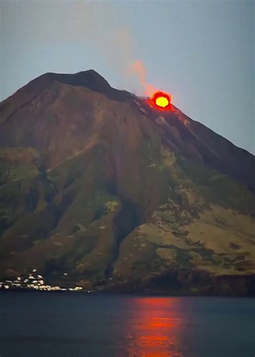 BREAKING : Dramatic visuals show the moment Mount Stromboli volcano... | 24vids