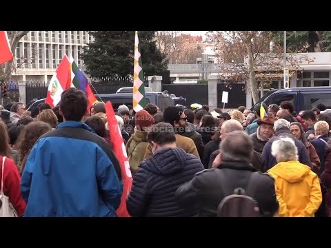 Protest outside US embassy in Spain against US actions in Venezuela