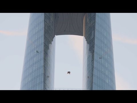 Skydiver flies through narrow opening in Dubai hotel