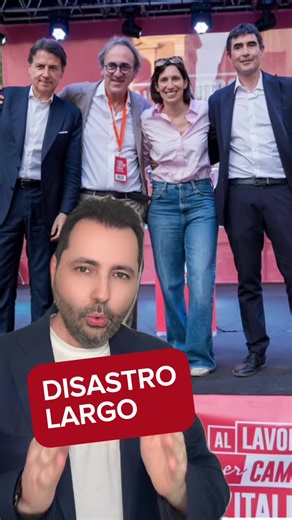 La manifestazione del Campo Largo a Napoli con Conte, Schlein, Bonelli e Fratoianni è stato un disastro moltiplicato per quattro. Contestatori lasciati liberi di piazzarsi nelle prime file, proprio sotto il palco e davanti alle telecamere, mentre si tratta di aspetti che andrebbero gestiti con aree accrediti e organizzazione solida, come in tutte le manifestazioni decenti: qui invece il dissenso è diventato la regia dell'evento. E poi Conte che grida sempre troppo, con una strategia paraverbale 